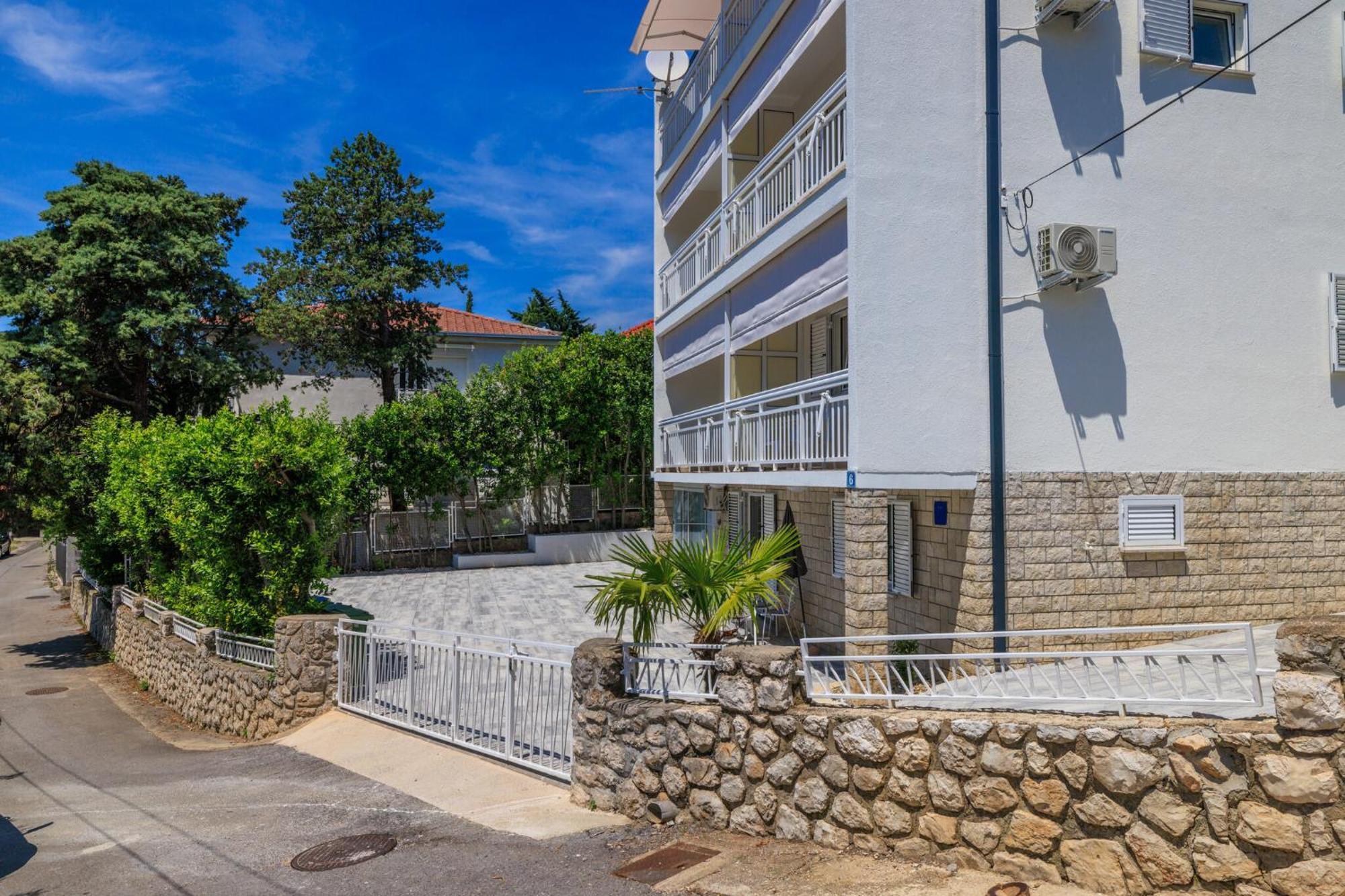 Podvezanec Apartment Dramalj Bagian luar foto